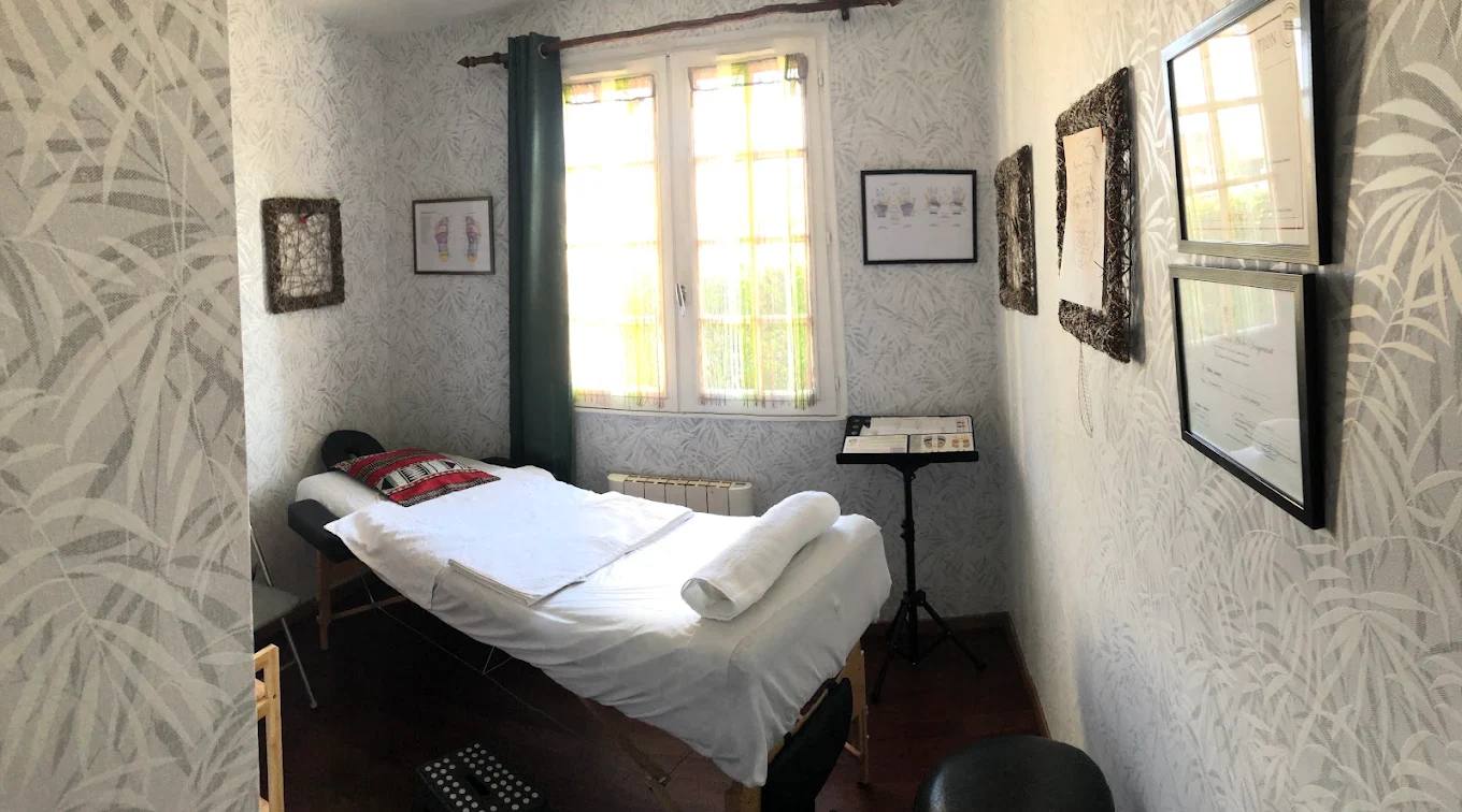 Cabinet de réflexologie à Guécélard avec table de soin et lumière naturelle