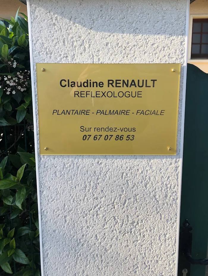 Plaque de Claudine Renault, réflexologue, à l'entrée du cabinet